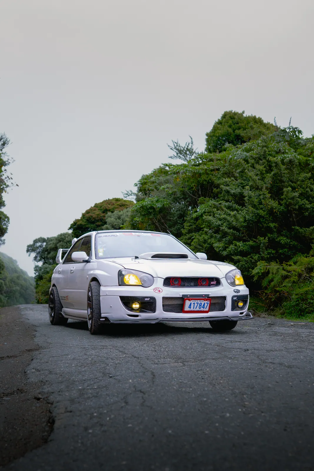 Vista frontal 3/4 del Subaru Impreza sobre la carretera